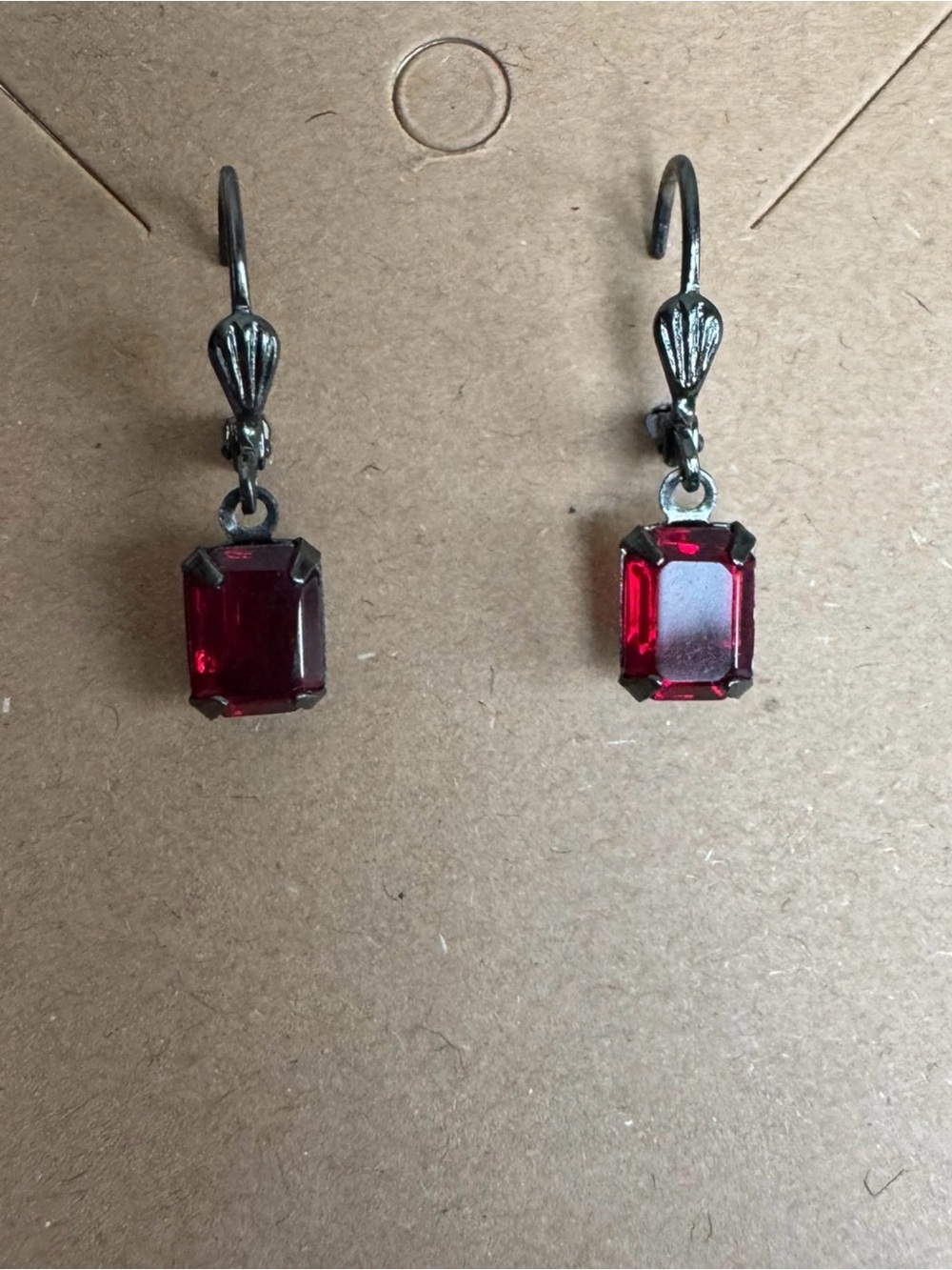 Red Garnet-Tone Crystal Drop Earrings Gunmetal Boho Statement - Picture 3 of 3